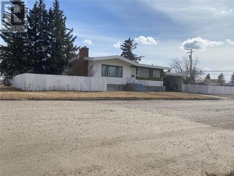 825 105 Avenue, House detached with 5 bedrooms, 3 bathrooms and 1 parking in Dawson Creek BC | Card Image
