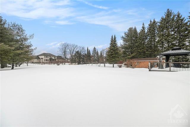 121 Cavanagh Drive, House detached with 3 bedrooms, 2 bathrooms and 12 parking in Ottawa ON | Image 21