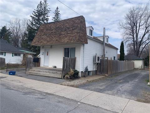 209 Third Street E, House detached with 2 bedrooms, 1 bathrooms and 2 parking in Cornwall ON | Card Image