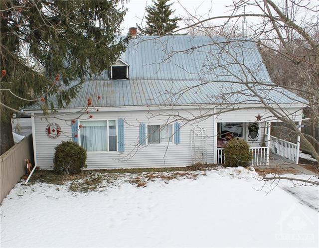 12381 County Road 18 Road, House detached with 2 bedrooms, 1 bathrooms and 2 parking in South Dundas ON | Image 1