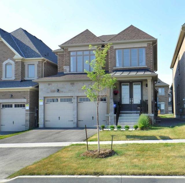 28 Christine Elliott Ave, House detached with 4 bedrooms, 3 bathrooms and 4 parking in Whitby ON | Image 1