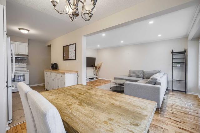 26 Carisbrooke Crt, Townhouse with 3 bedrooms, 3 bathrooms and 2 parking in Brampton ON | Image 4