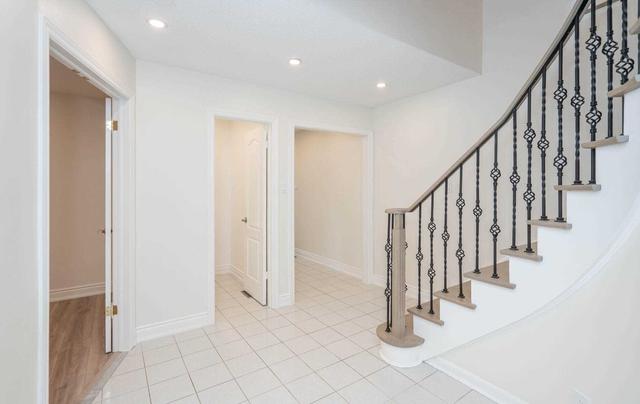 6008 Duford Dr, House detached with 4 bedrooms, 3 bathrooms and 4 parking in Mississauga ON | Image 2