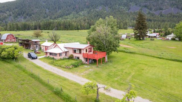 4512 48th Street, House detached with 2 bedrooms, 1 bathrooms and 6 parking in Central Kootenay B BC | Image 4