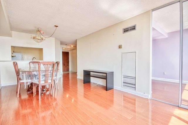 2008 - 24 Hanover Rd E, Condo with 2 bedrooms, 2 bathrooms and 1 parking in Brampton ON | Image 7