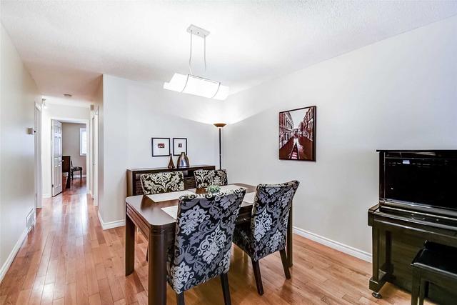 2307 Malcolm Cres, House attached with 3 bedrooms, 2 bathrooms and 3 parking in Burlington ON | Image 2