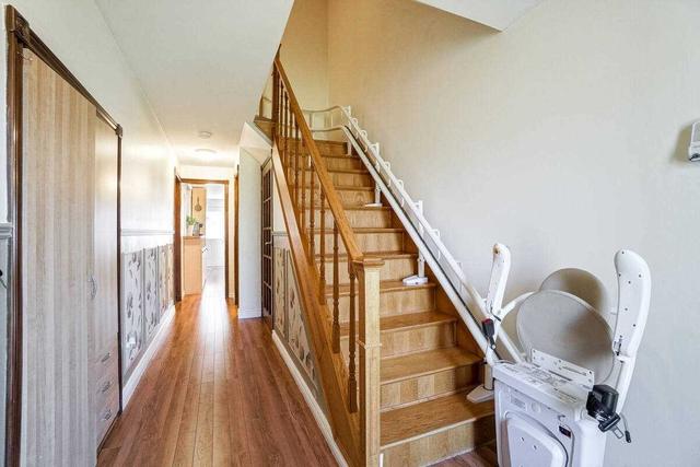 3295 Fieldgate Dr, Townhouse with 4 bedrooms, 2 bathrooms and 3 parking in Mississauga ON | Image 2
