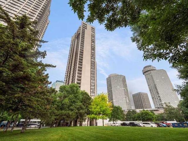 2433 - 33 Harbour Sq, Condo with 2 bedrooms, 3 bathrooms and 1 parking in Toronto ON | Image 12