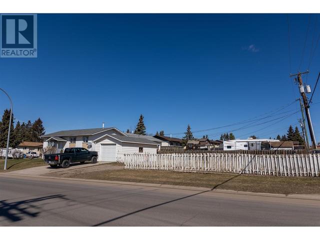 8616 87 Avenue, House detached with 5 bedrooms, 2 bathrooms and null parking in Fort St. John BC | Image 4