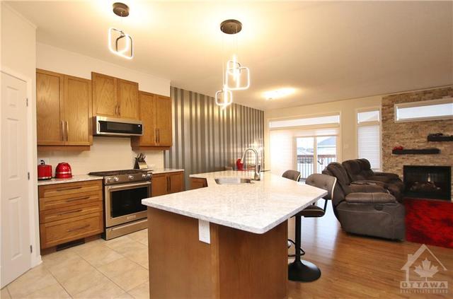 260 Shinny Avenue, Home with 3 bedrooms, 3 bathrooms and 4 parking in Ottawa ON | Image 5