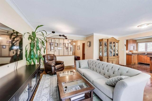 81 Decarie Circ, House detached with 3 bedrooms, 3 bathrooms and 6 parking in Toronto ON | Image 37