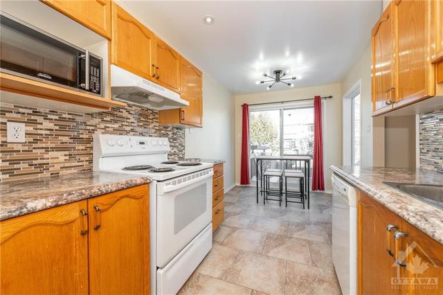 780 Hancock Crescent, Townhouse with 3 bedrooms, 3 bathrooms and 3 parking in Ottawa ON | Image 4