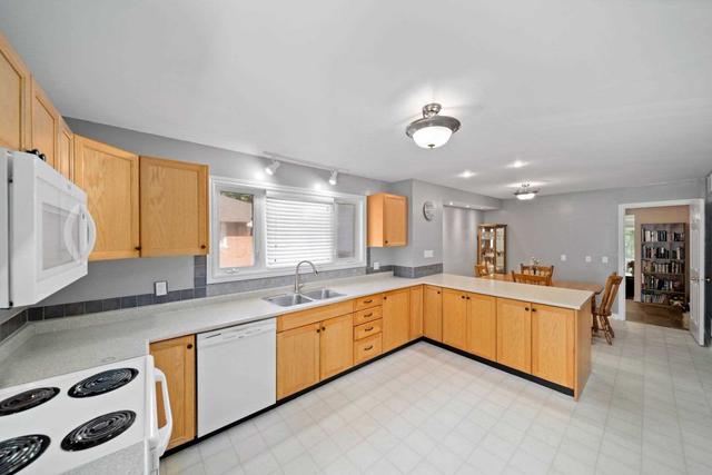 32 Napier St, House detached with 7 bedrooms, 3 bathrooms and 5 parking in Barrie ON | Image 9