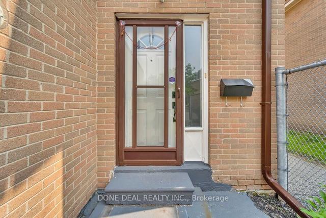 242 Fleetwood Cres, Townhouse with 3 bedrooms, 2 bathrooms and 3 parking in Brampton ON | Image 33