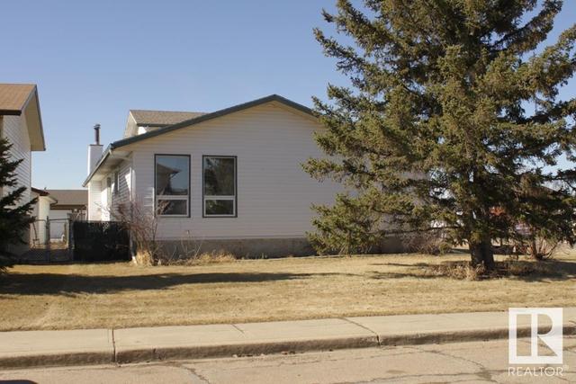 4335 53 Av, House detached with 4 bedrooms, 3 bathrooms and 4 parking in Tofield AB | Image 2