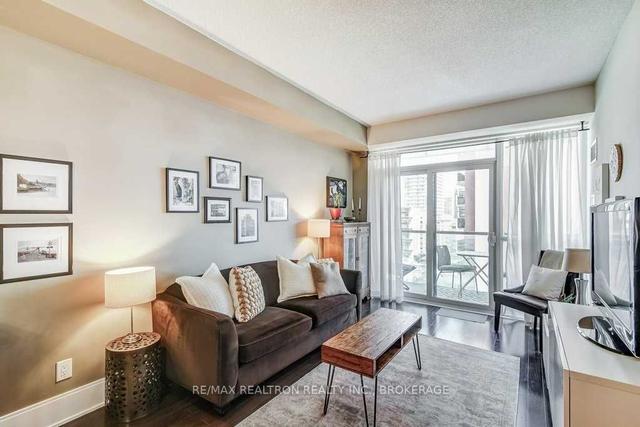 612 - 70 Roehampton Ave, Condo with 1 bedrooms, 1 bathrooms and 0 parking in Toronto ON | Image 3