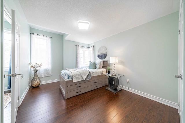 2393 Dress Circle Cres, House detached with 4 bedrooms, 3 bathrooms and 5 parking in Oshawa ON | Image 25