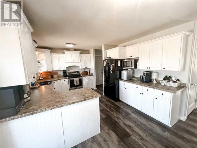11202 114 Ave, House detached with 5 bedrooms, 3 bathrooms and 10 parking in Mackenzie County AB | Image 9