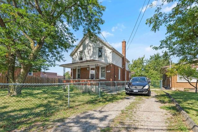 371 Carlton St, House detached with 3 bedrooms, 1 bathrooms and 2 parking in St. Catharines ON | Image 1