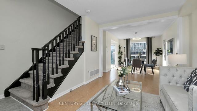 1686 Samuelson Circ, House semidetached with 3 bedrooms, 3 bathrooms and 4 parking in Mississauga ON | Image 2