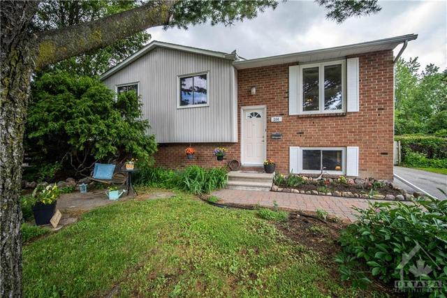 206 Castlefrank Road, House detached with 3 bedrooms, 2 bathrooms and 3 parking in Ottawa ON | Card Image