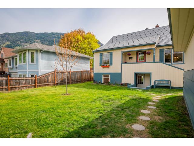 555 5th Ave, House detached with 6 bedrooms, 3 bathrooms and 4 parking in Castlegar BC | Image 67