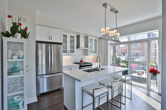 1044b Islington Ave, Townhouse with 3 bedrooms, 4 bathrooms and 2 parking in Toronto ON | Image 4