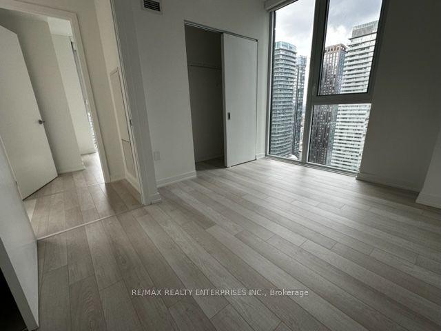 3003 - 357 King St W, Condo with 2 bedrooms, 2 bathrooms and 0 parking in Toronto ON | Image 2