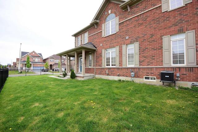 867 Oasis Dr, House semidetached with 3 bedrooms, 3 bathrooms and 1 parking in Mississauga ON | Image 2