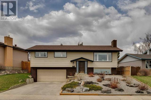 252 Cantrell Drive Sw, House detached with 4 bedrooms, 2 bathrooms and 4 parking in Calgary AB | Image 1