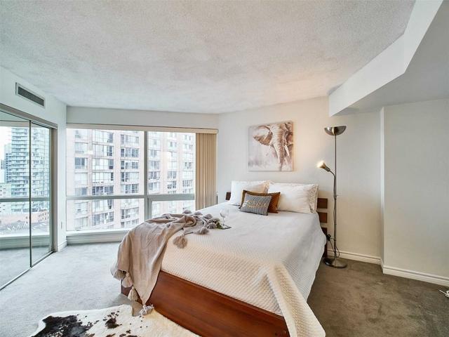 1703 - 1001 Bay St, Condo with 2 bedrooms, 2 bathrooms and 1 parking in Toronto ON | Image 13