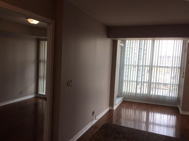 1002 - 33 Elm Dr W, Condo with 2 bedrooms, 2 bathrooms and 1 parking in Mississauga ON | Image 9