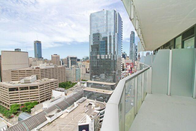 2209 - 197 Yonge St, Condo with 3 bedrooms, 2 bathrooms and 1 parking in Toronto ON | Image 4