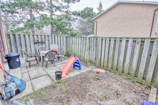 176 Fleetwood Cres, Townhouse with 3 bedrooms, 2 bathrooms and 1 parking in Brampton ON | Image 19