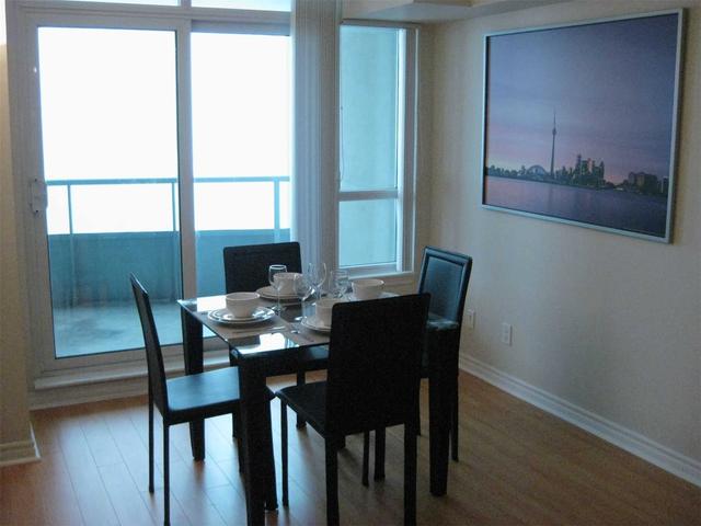 2009 - 17 Barberry Pl, Condo with 1 bedrooms, 2 bathrooms and 1 parking in Toronto ON | Image 2