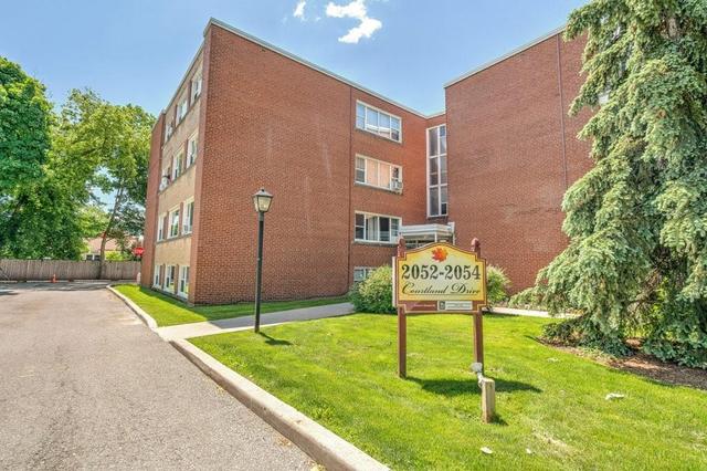 201 - 2054 Courtland Drive, Condo with 2 bedrooms, 1 bathrooms and 1 parking in Burlington ON | Image 6