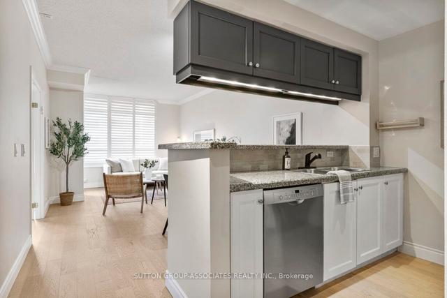 207 - 1 Deer Park Cres, Condo with 1 bedrooms, 2 bathrooms and 1 parking in Toronto ON | Image 2