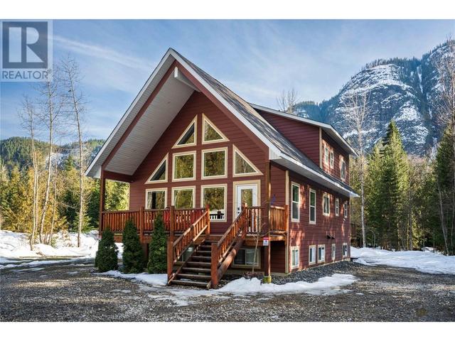 3299 Loschinski Road, House detached with 6 bedrooms, 3 bathrooms and null parking in Columbia Shuswap B BC | Image 3