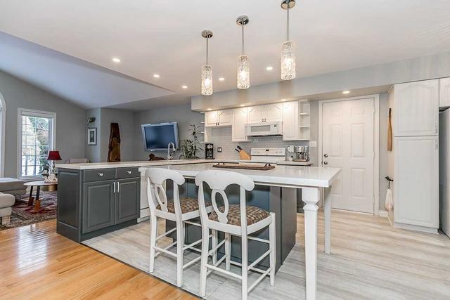 1002 Joseph Pl, House detached with 4 bedrooms, 3 bathrooms and 10 parking in Gravenhurst ON | Image 2