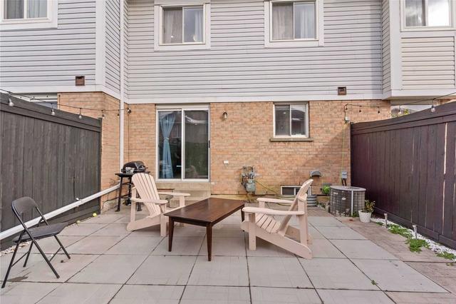 34 Brisbane Crt, Townhouse with 3 bedrooms, 3 bathrooms and 2 parking in Brampton ON | Image 8