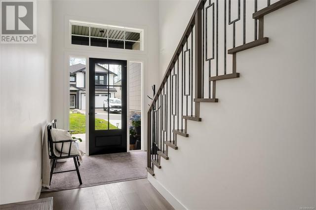 Spacious entry, filled with natural light | Image 4