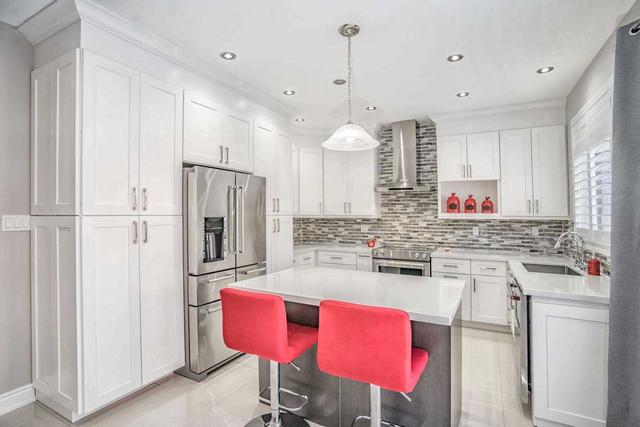 144 Algoma Dr, House detached with 4 bedrooms, 5 bathrooms and 6 parking in Vaughan ON | Image 5