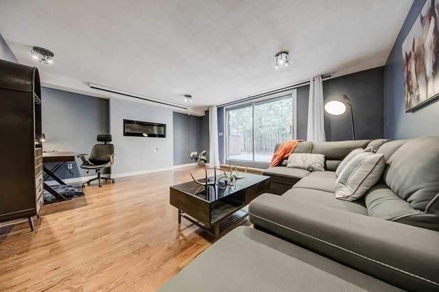 8 - 28 Admiral Rd, Townhouse with 3 bedrooms, 3 bathrooms and 1 parking in Toronto ON | Image 2