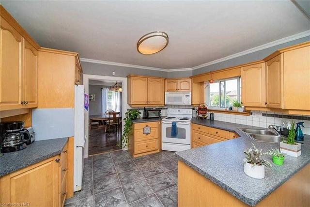 188 Thorold Rd, House detached with 3 bedrooms, 2 bathrooms and 2 parking in Welland ON | Image 2