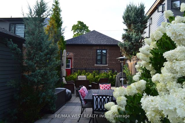 139 Springdale Blvd, House detached with 2 bedrooms, 3 bathrooms and 2 parking in Toronto ON | Image 19