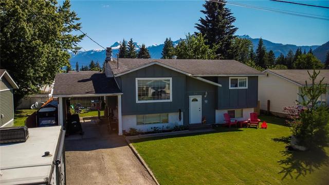 266 Viers Crescent, House detached with 3 bedrooms, 2 bathrooms and 5 parking in Revelstoke BC | Card Image