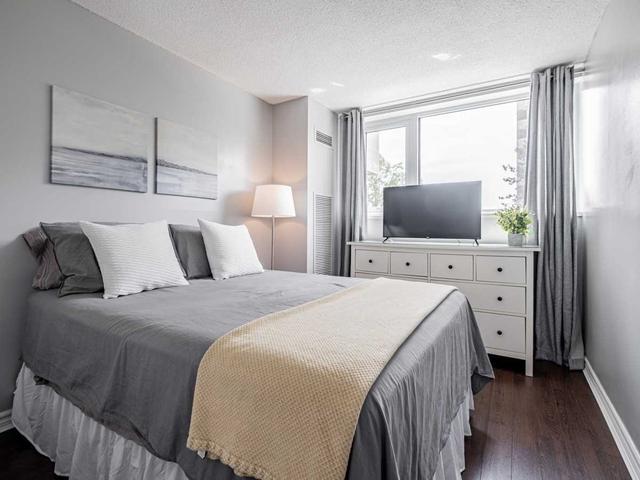 210 - 260 Scarlett Rd, Condo with 3 bedrooms, 2 bathrooms and 1 parking in Toronto ON | Image 19