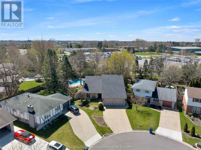 74 University Drive, House detached with 2 bedrooms, 2 bathrooms and null parking in Chatham Kent ON | Image 2