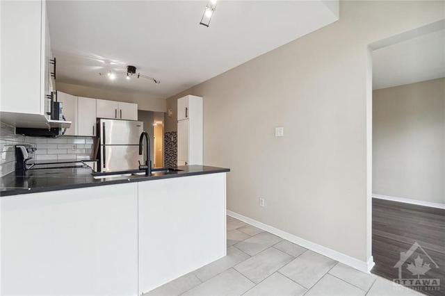 103 Lilibet Crescent, Townhouse with 3 bedrooms, 3 bathrooms and 3 parking in Ottawa ON | Image 4