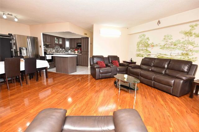 1401 - 380 Dixon Rd, Condo with 2 bedrooms, 1 bathrooms and 1 parking in Toronto ON | Image 3